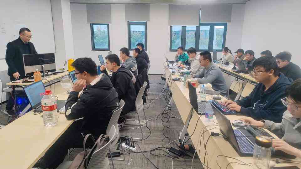 evo真人视讯科技:南京集成電路培訓基地上課的學員們